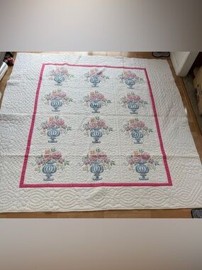 Vintage Applique Floral Bouquet Quilt Hand Quilted 74 x 74